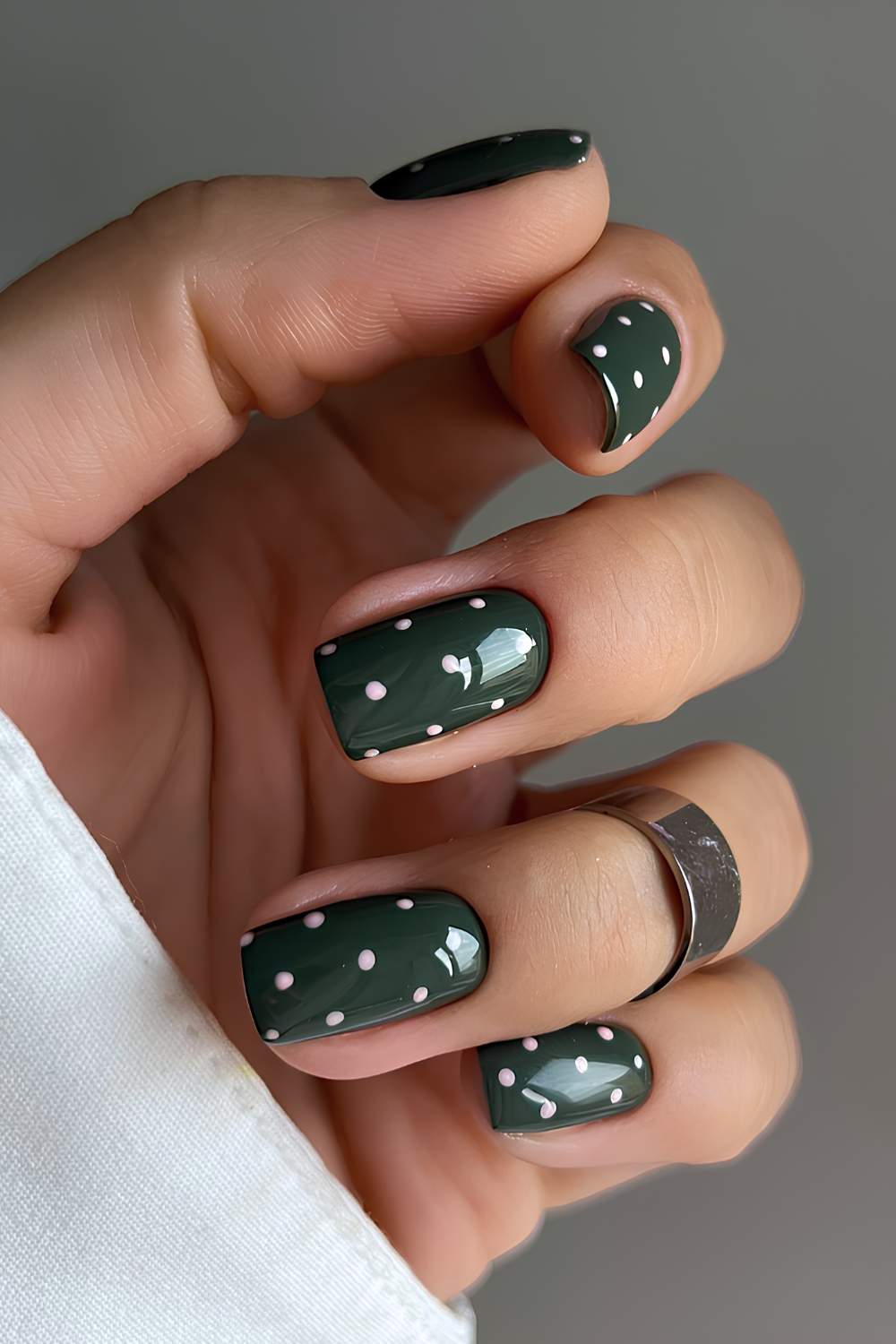 Dunkelgruene Naegel mit Polka Dots