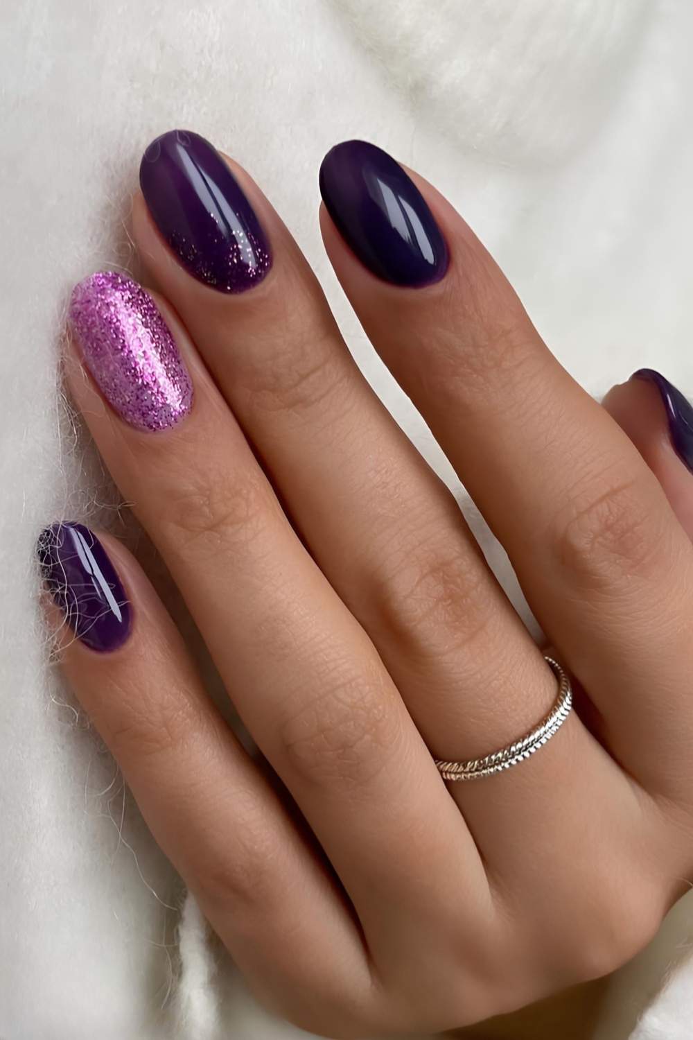 Dunkellila Naegel mit feinem Glitzerakzent