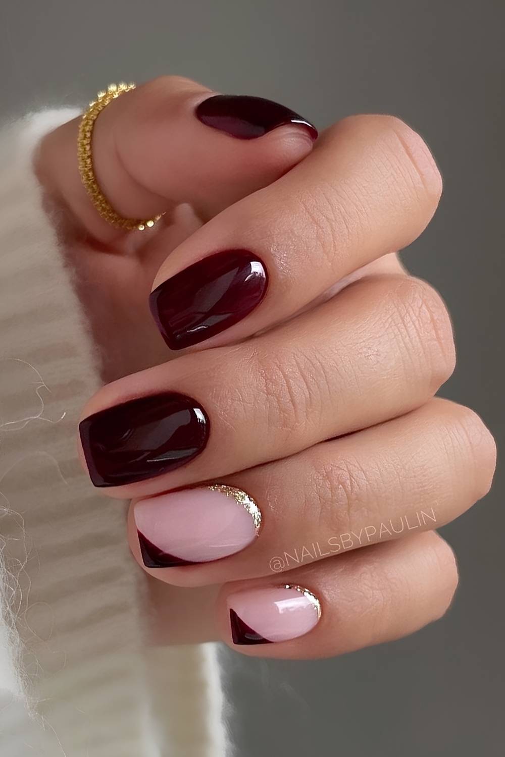 Dunkelrote Naegel mit Goldglitzer