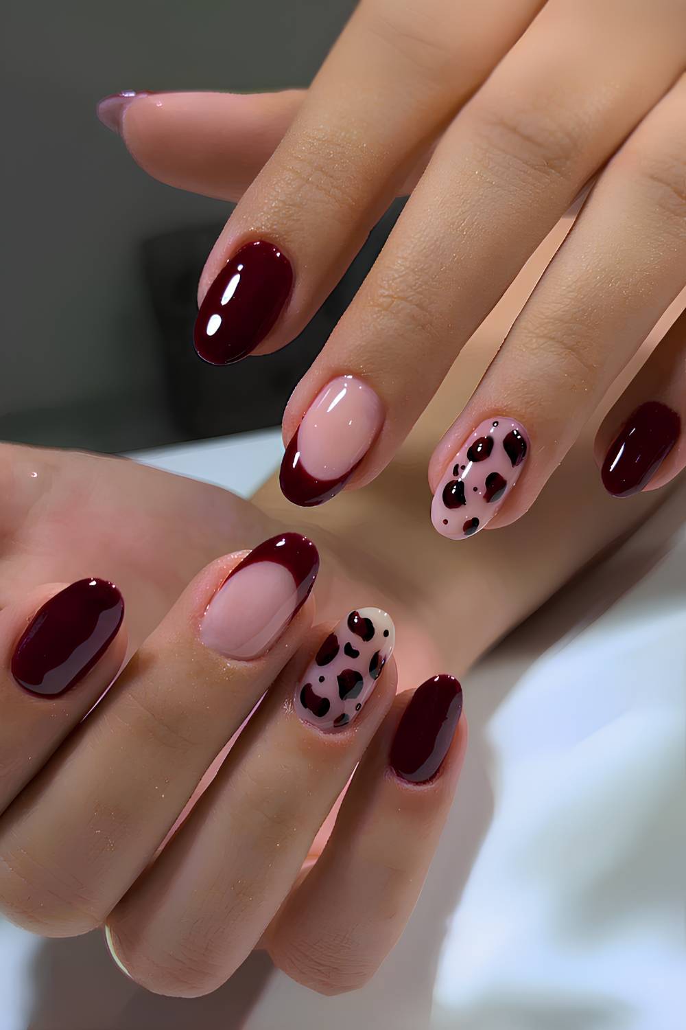 Dunkelrote Naegel mit Leopardenflecken