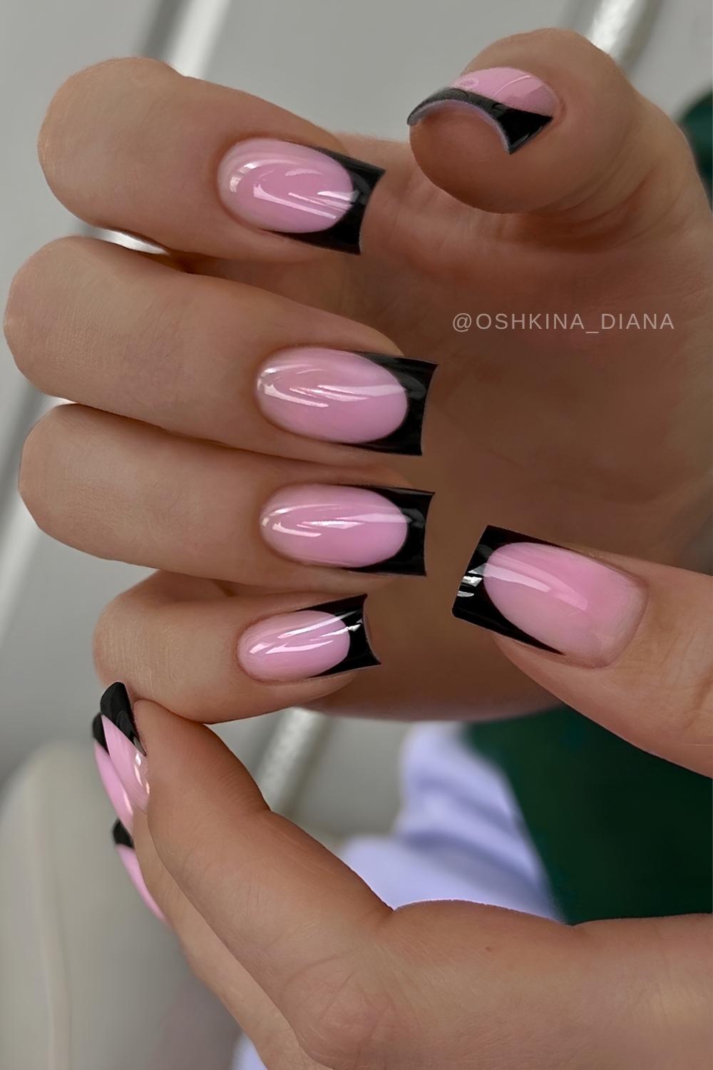 Eckige schwarze French Naegel auf rosa Basis