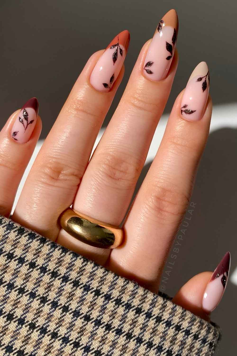Erdige Skittle French Naegel mit Blaetter Art