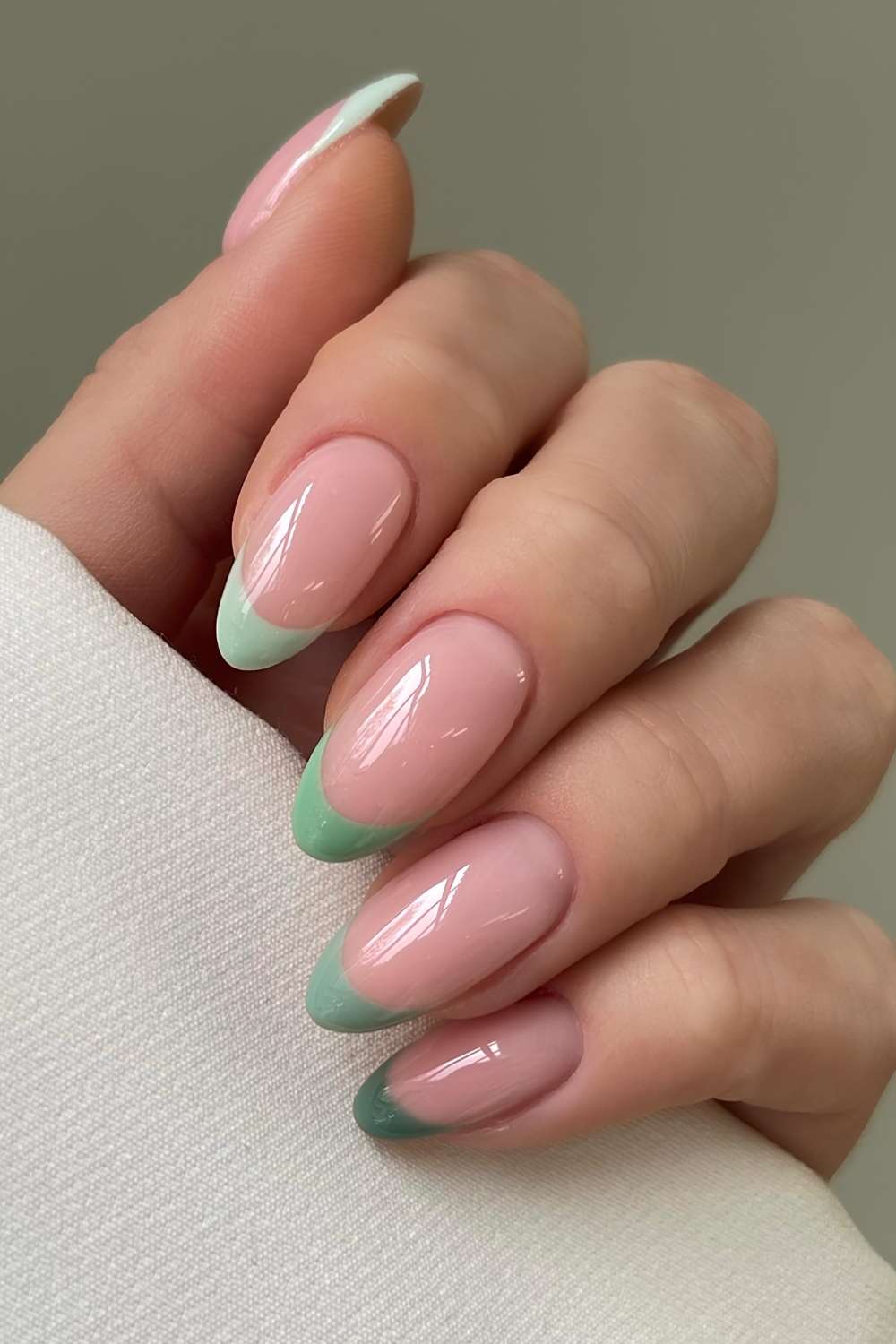 French manicure in diffFrench Manikuere in verschiedenen Gruentoenen