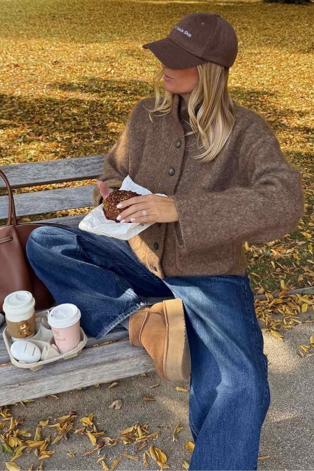 Gebuerstete Wolljacke mit Jeans und Mini UGGs