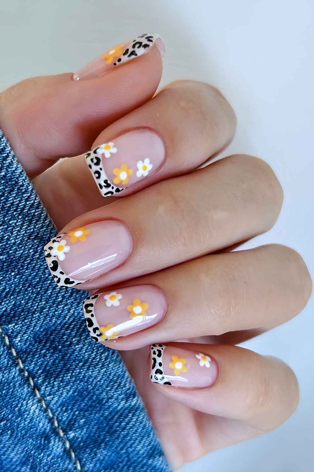 Geparden French Manikuere mit orange weissen Blumen