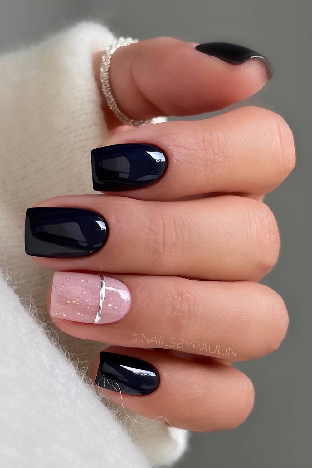 Glaenzende schwarze Naegel mit Glitzer und Silberlinie