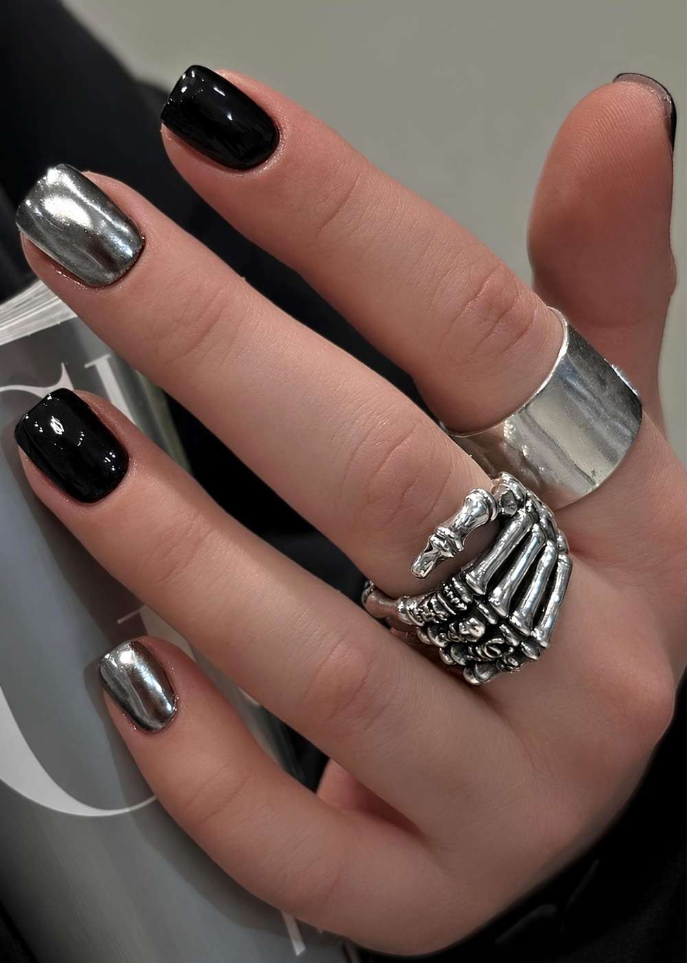 Glaenzende schwarze Naegel mit Silber Chrome