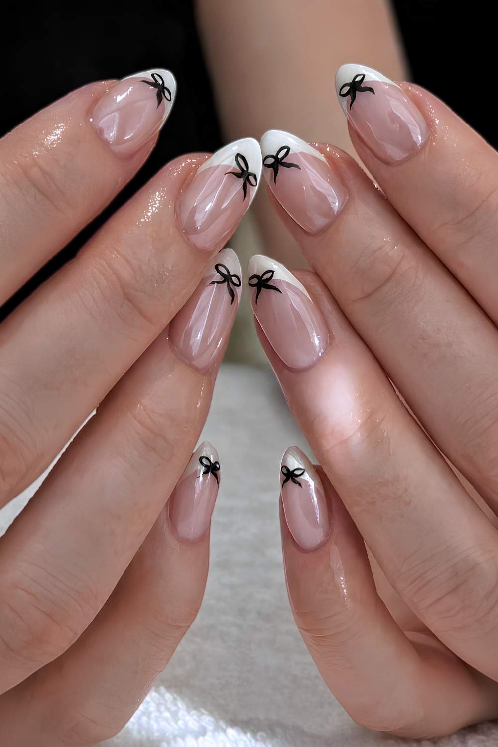 Glazed White French Naegel mit schwarzen Schleifen