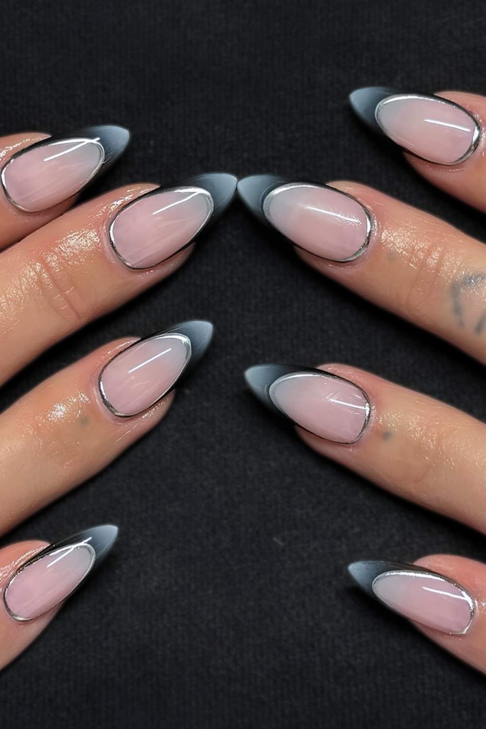 Graue Aura French Manikuere mit Silberkonturen