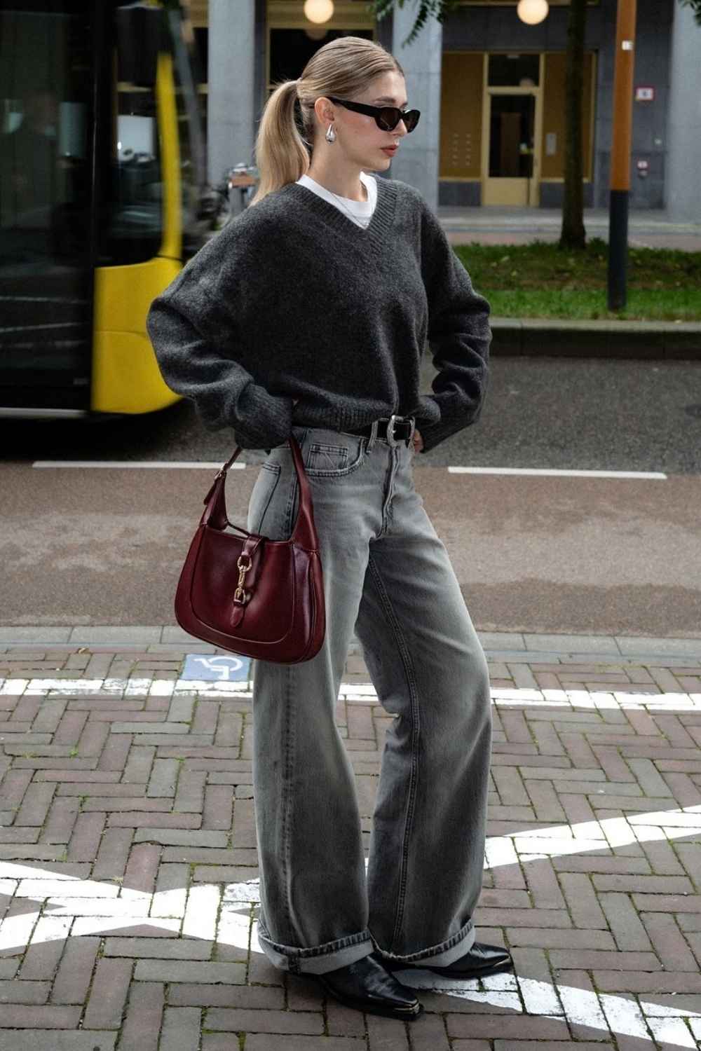 Graue Jeans mit anthrazitfarbenem V Ausschnitt Pullover