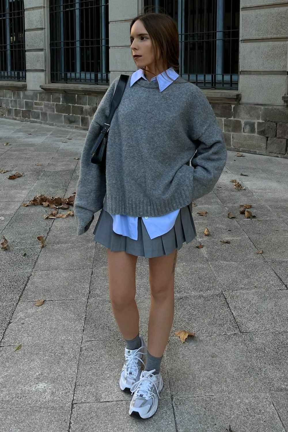 Grauer Pullover ueber blauem Oxford Hemd mit Faltenmini