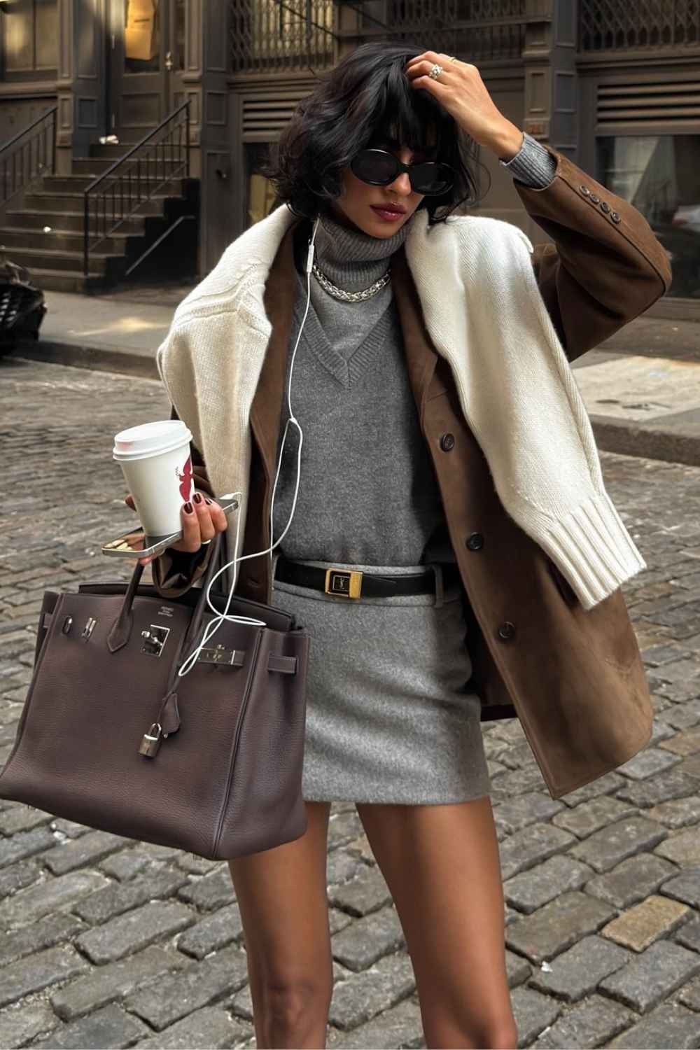 Grauer Wollmini mit brauner Wildlederjacke