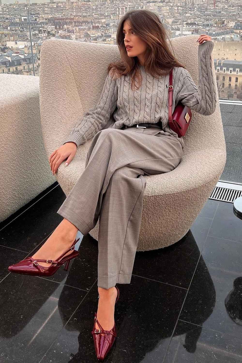 Grauer Zopfpullover mit bordeauxroten Slingbacks