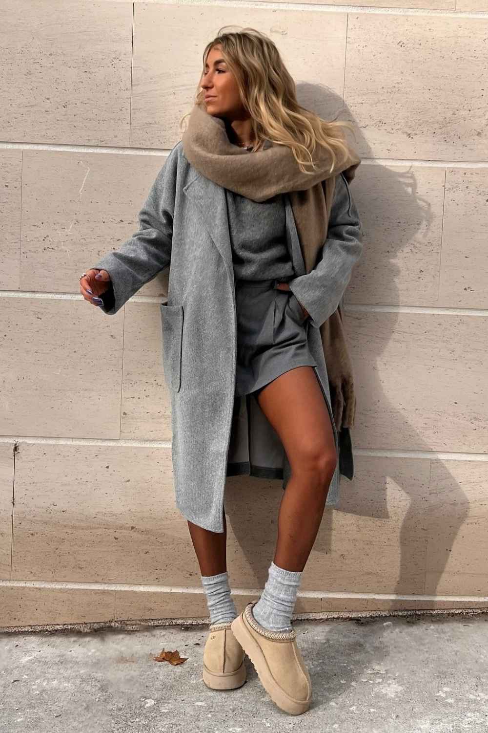 Graues Shorts Set mit langem Mantel und Sand UGG Tazz