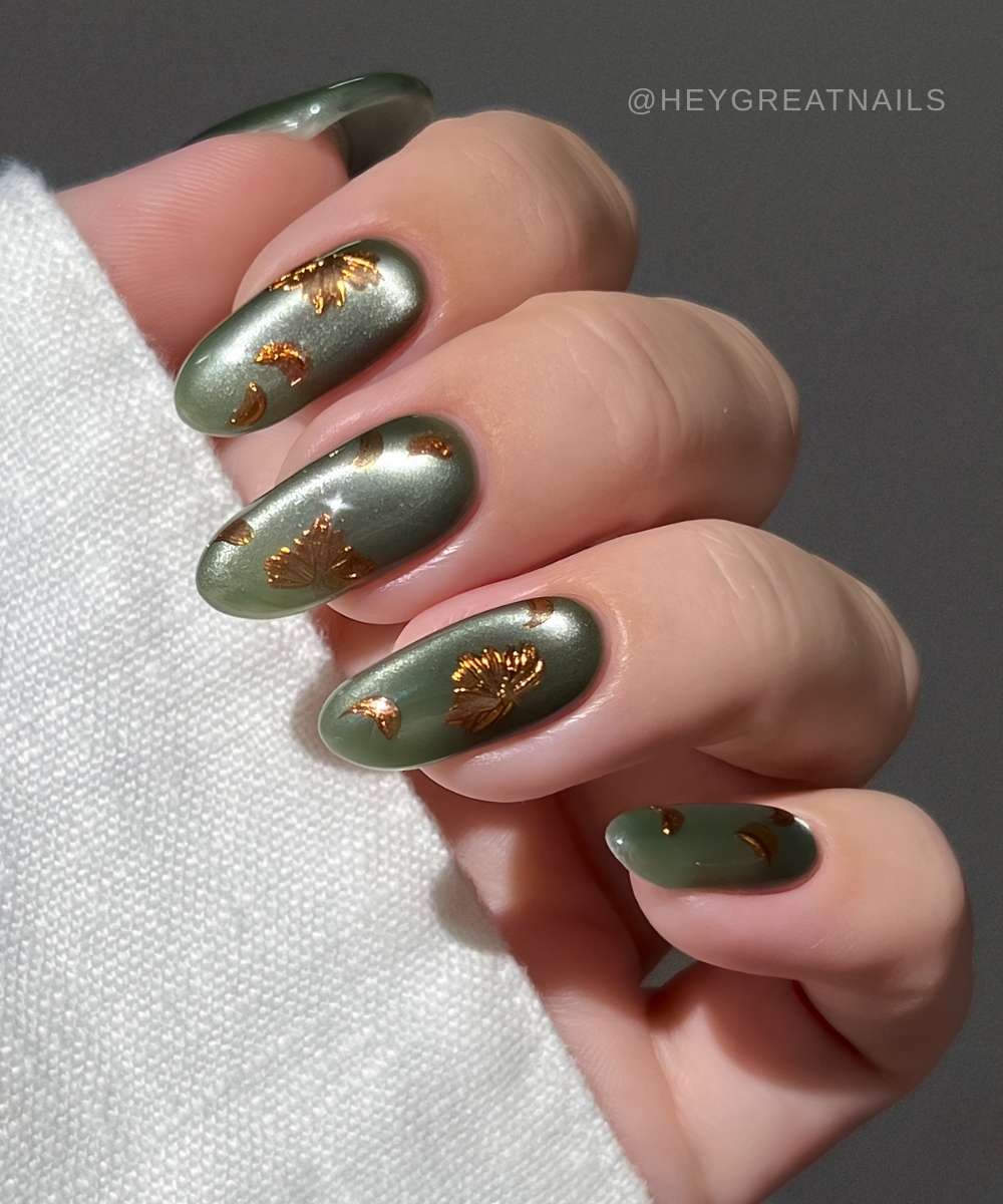 Gruene Cat Eye Mani mit Bronze Blaettern