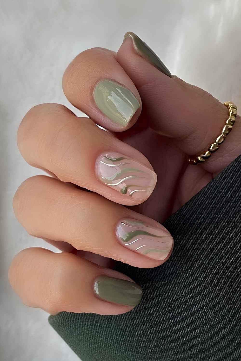 Gruene Naegel mit silberner Chrome Nail Art