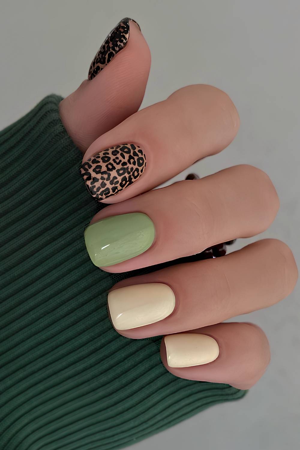 Gruene und gelbe Naegel mit Cheetah Print