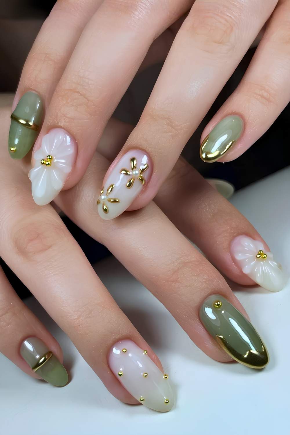 Gruene und weisse Naegel mit 3D Gold und Blumen