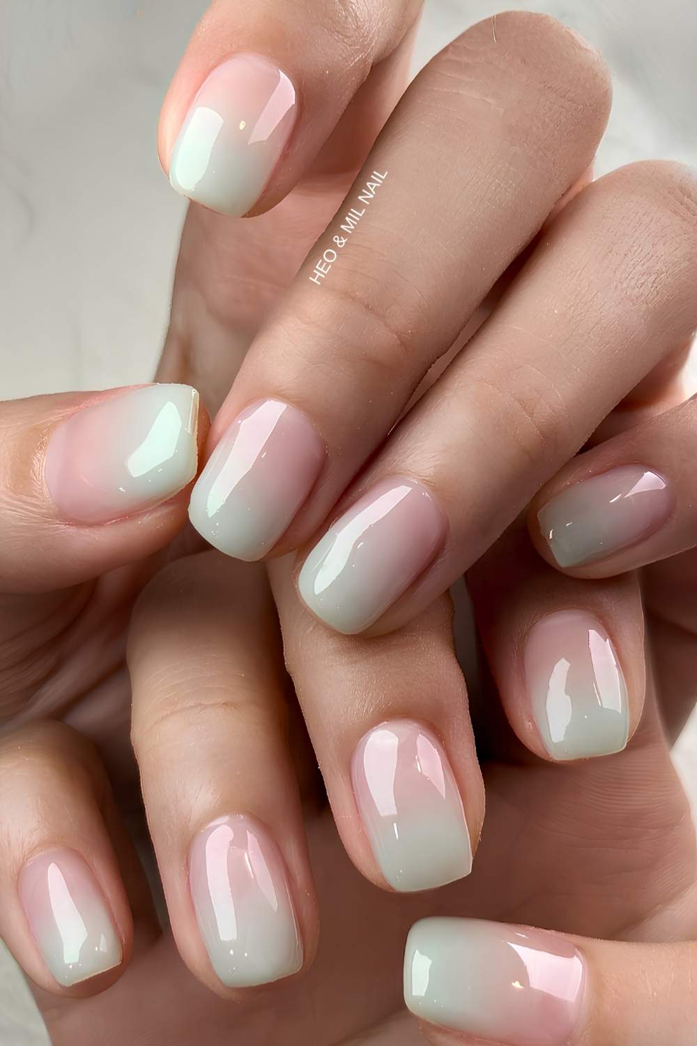 Hellgruene Ombre Manikuere
