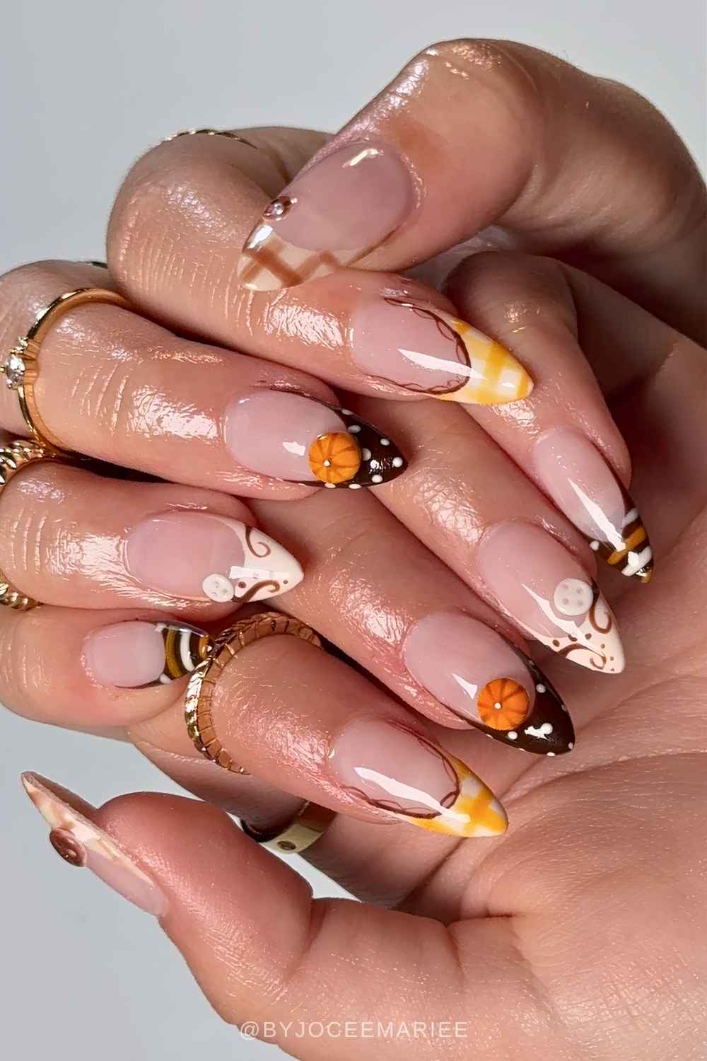 Herbstliche French Naegel mit Kuerbis und Mustermix
