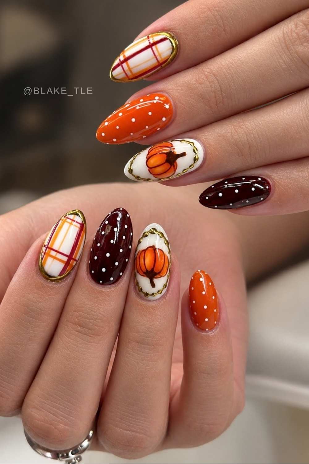 Herbstliche Naegel mit Kuerbissen und Mustermix