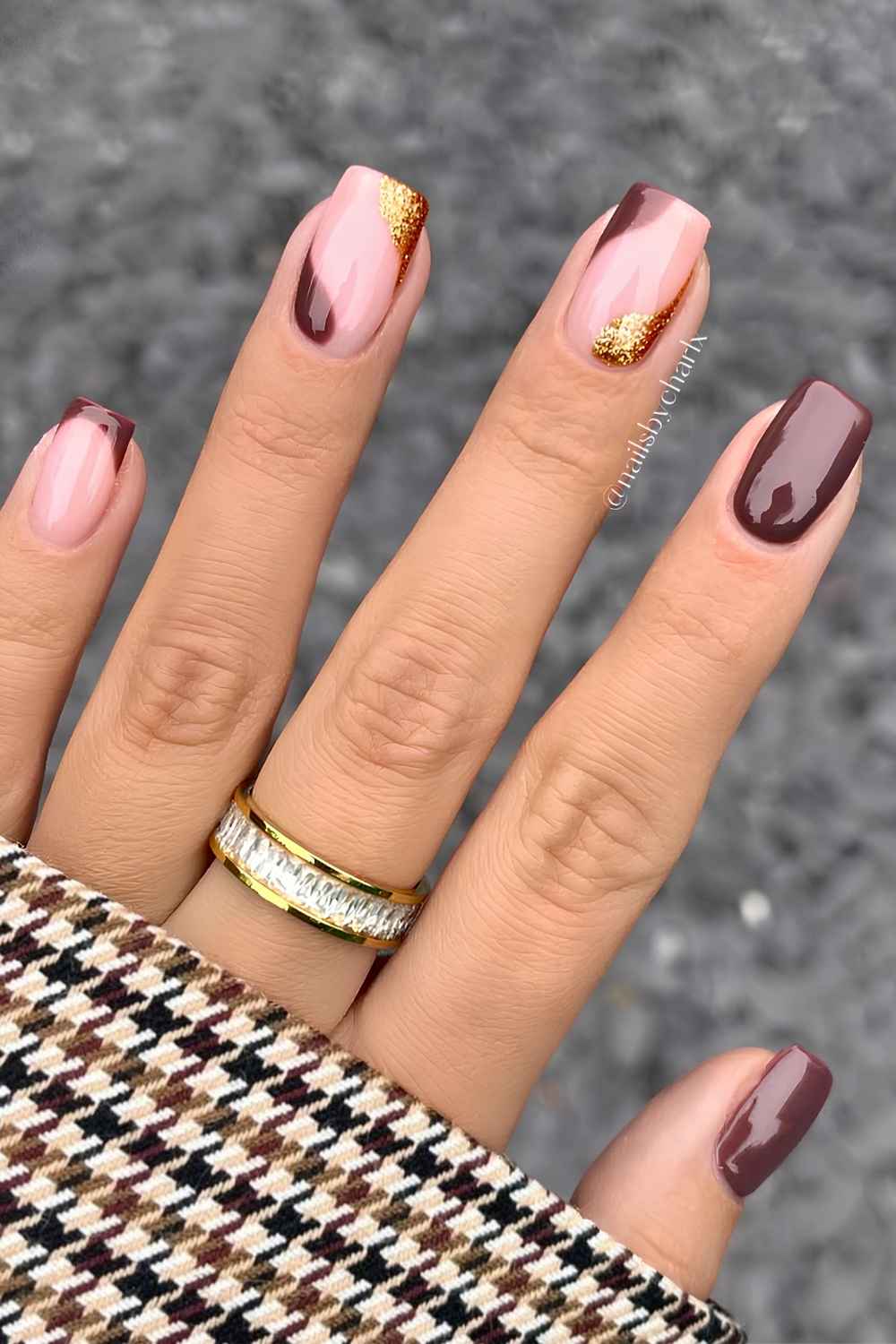Kastanienbraune Naegel mit Goldglitzer