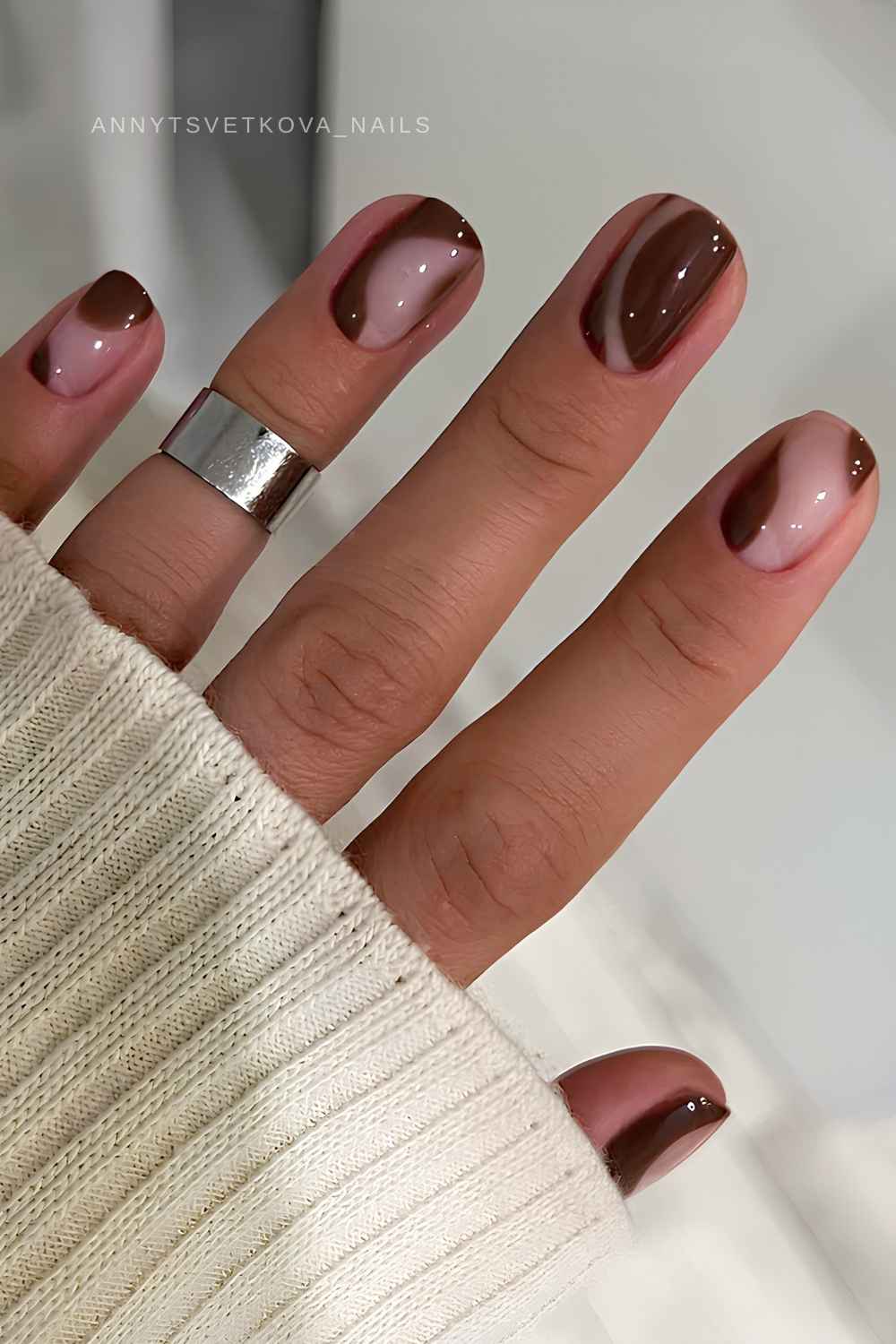 Kurze Braune Naegel mit Negative Space Design