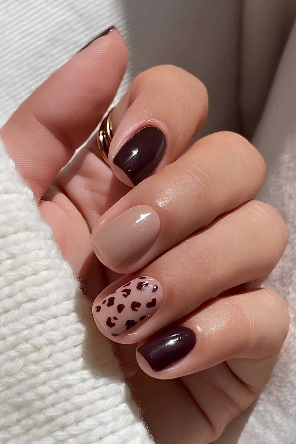 Kurze braune und beige Naegel mit Leopardenmuster