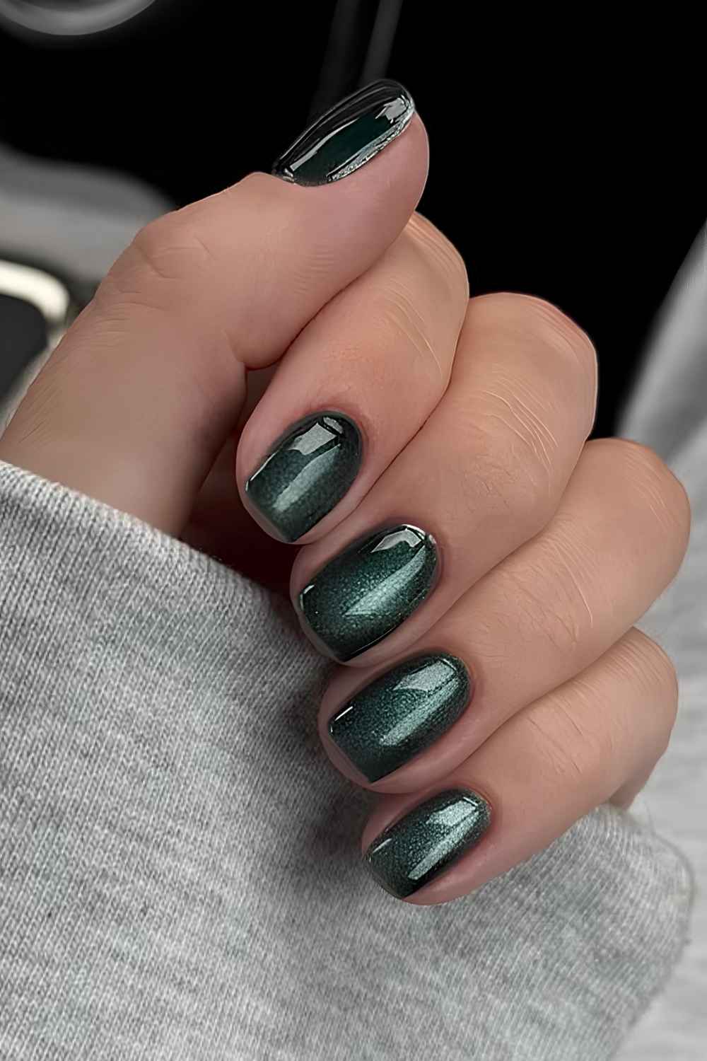 Kurze gruene Cat Eye Naegel