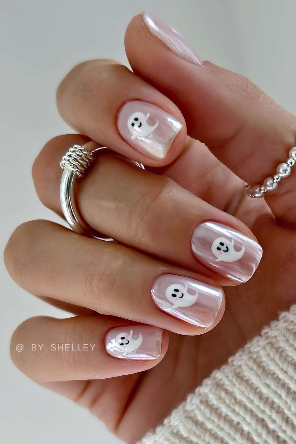 Kurze milchige Chrome Naegel mit Halloween Design