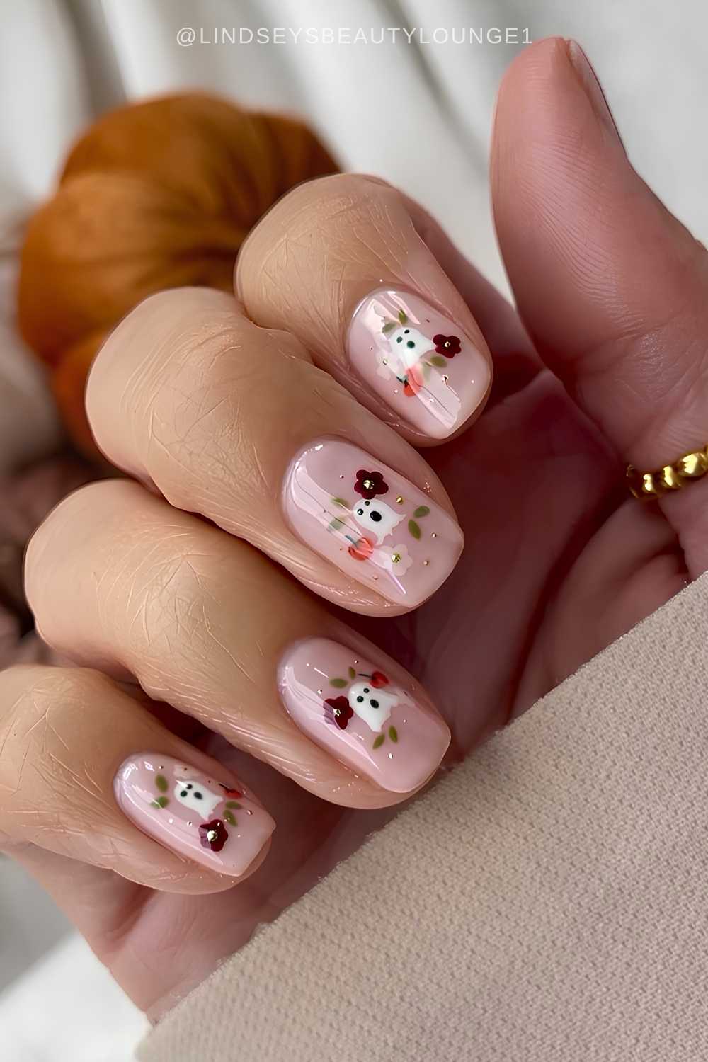 Kurze milchige Naegel mit Halloween Design