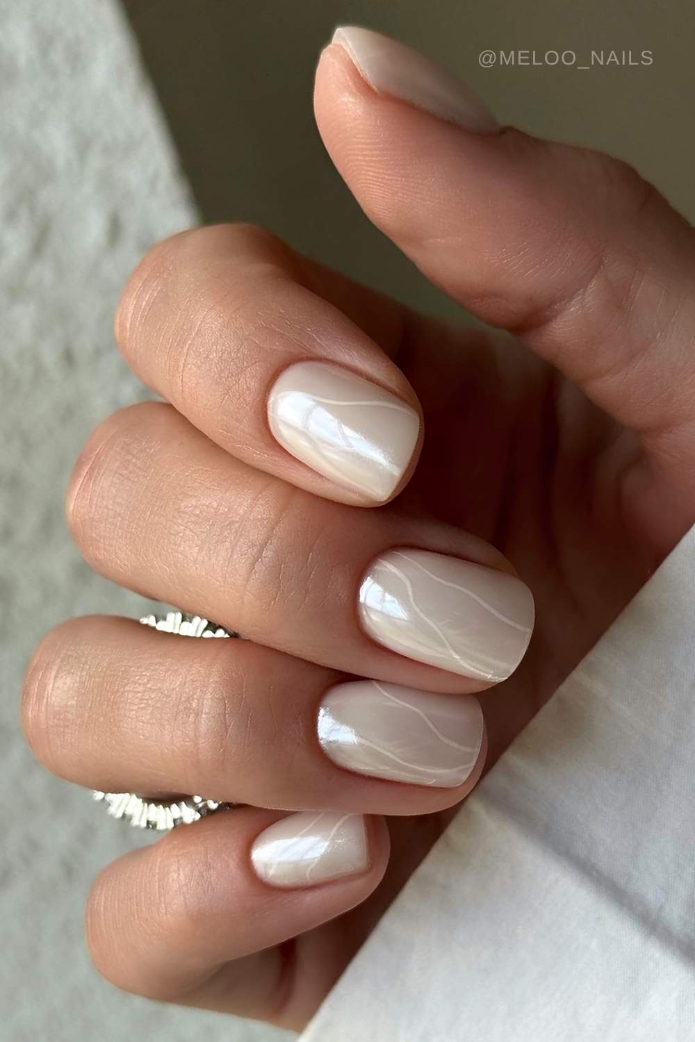 Kurze weisse Chrome Naegel mit Linien