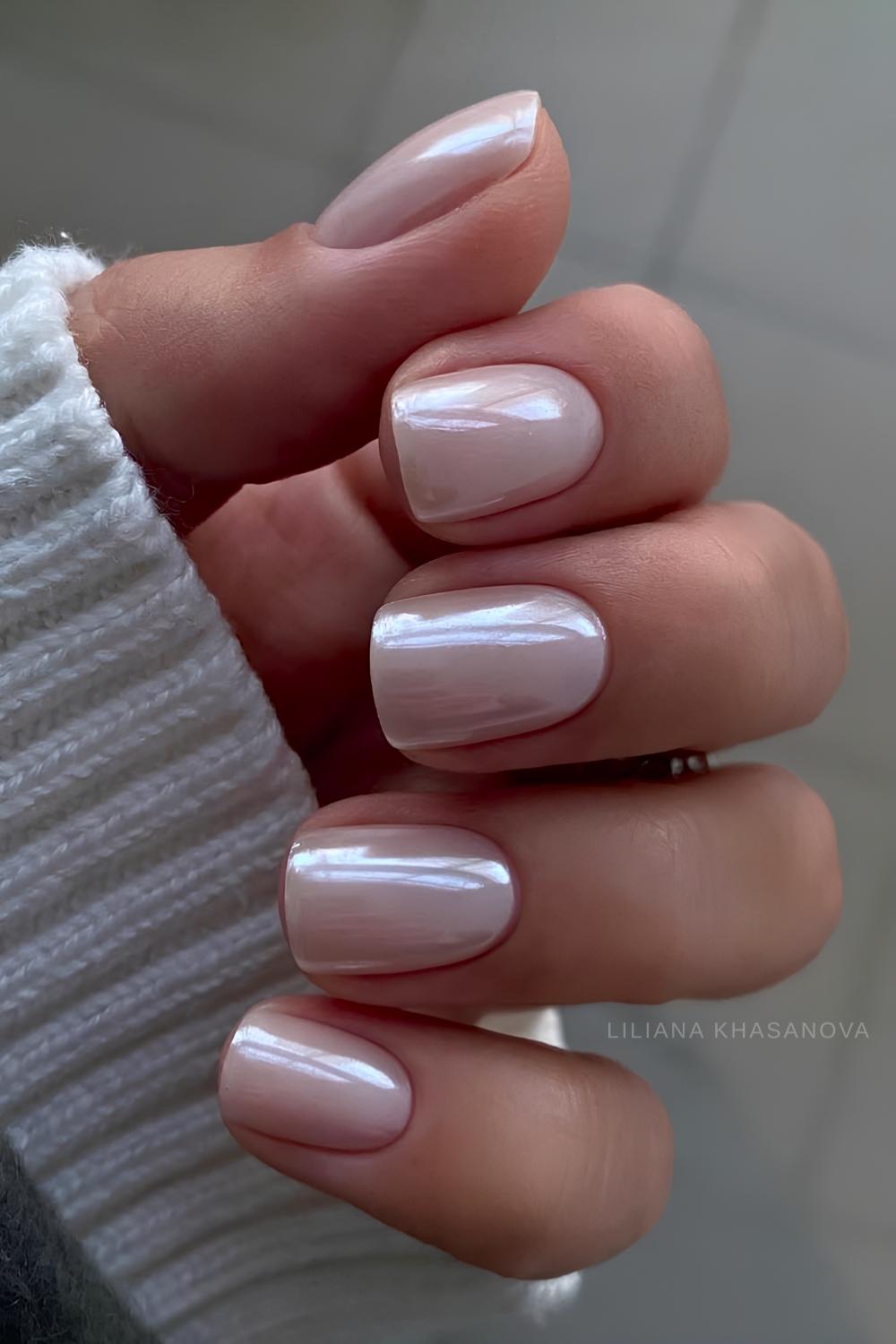 Kurze weisse Chrome Naegel