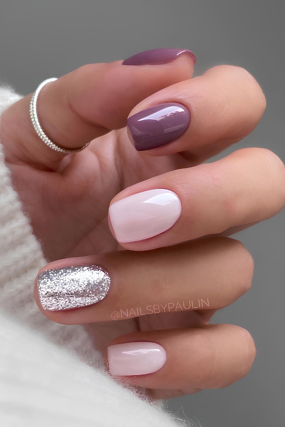 Lila und rosa Naegel mit Glitzerakzent
