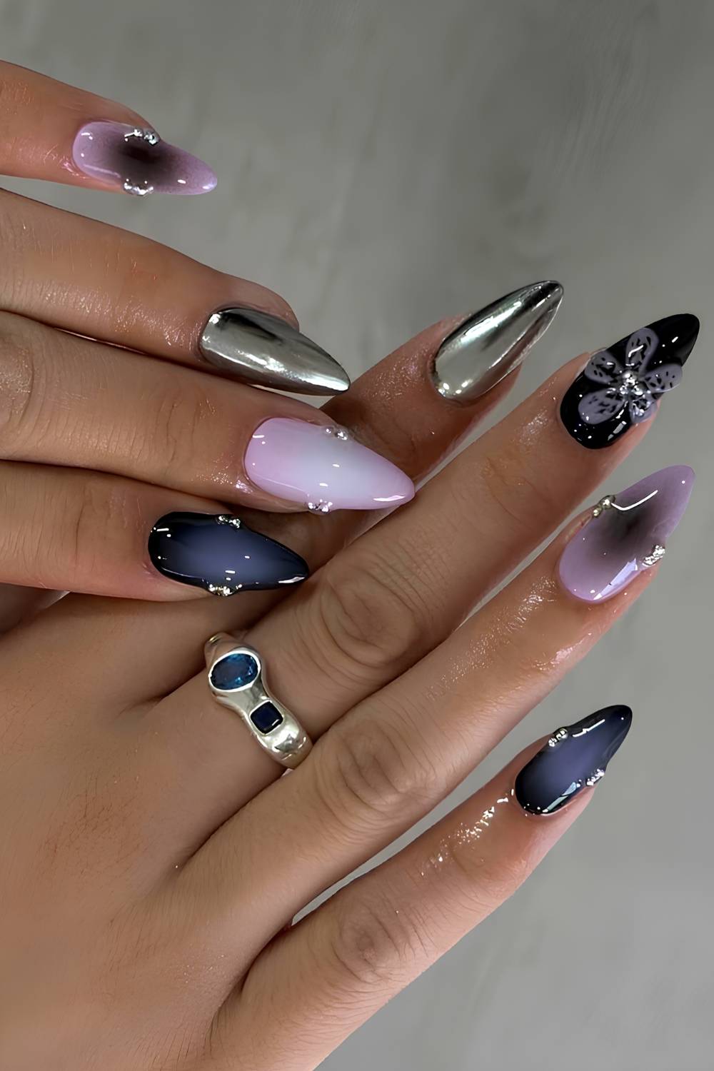 Lila und silberne Chrome Naegel mit 3D Blueten