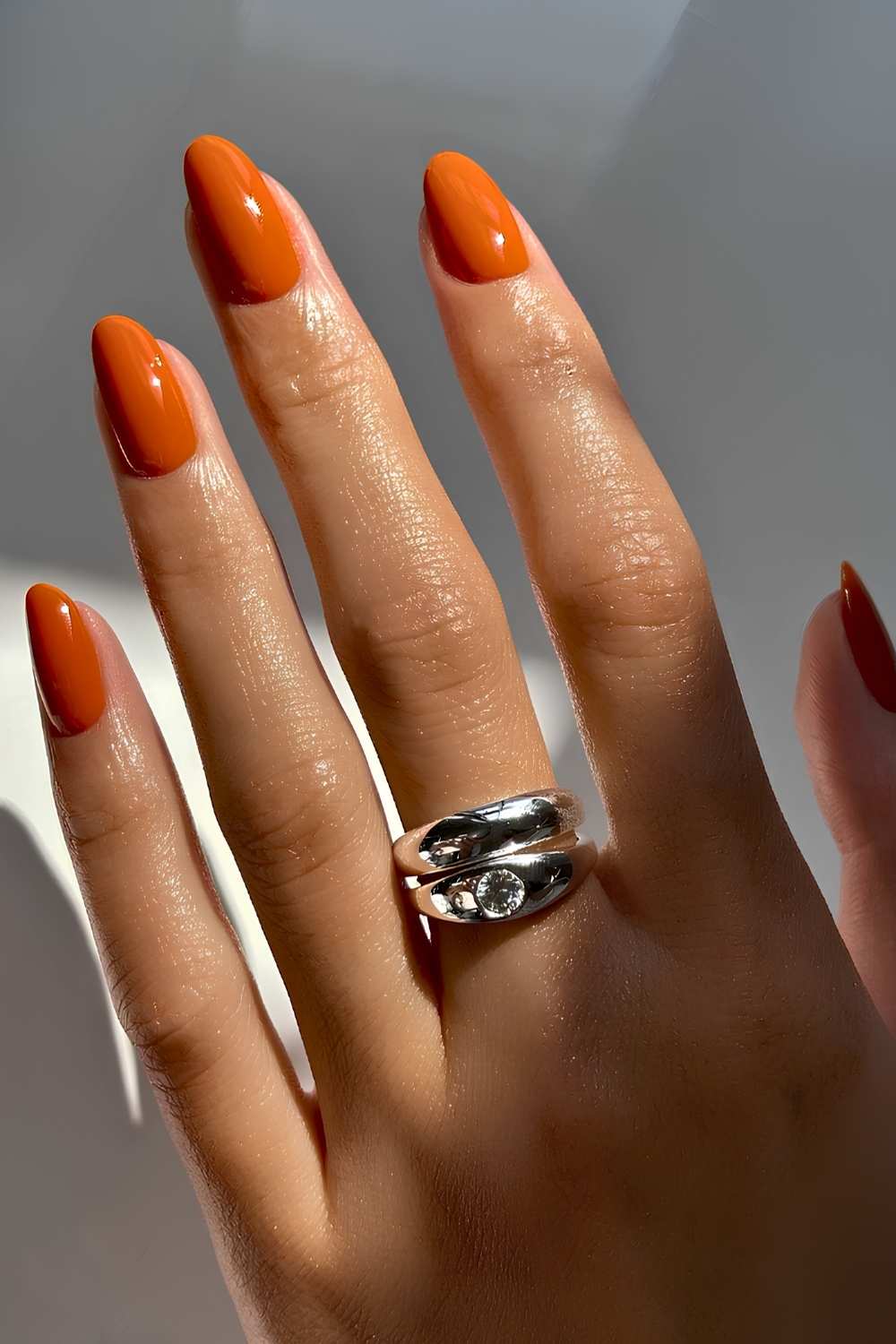 Manikuere in wuerzigem Orange