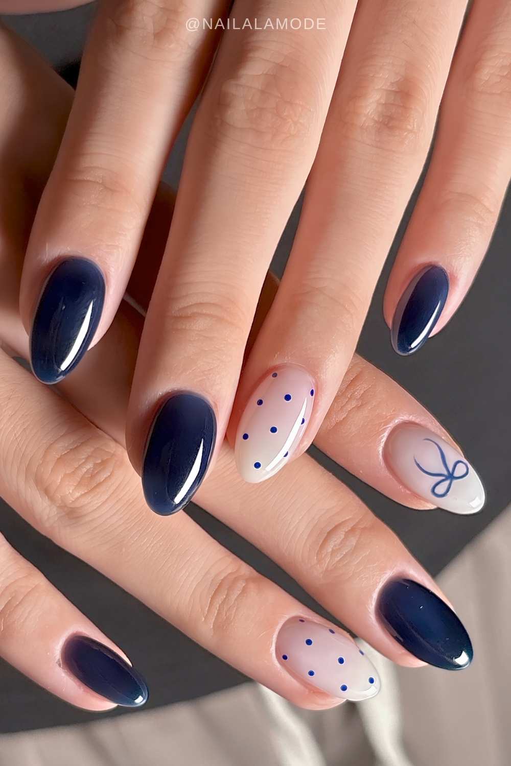 Marineblaue Naegel mit Punkten und Schleifen