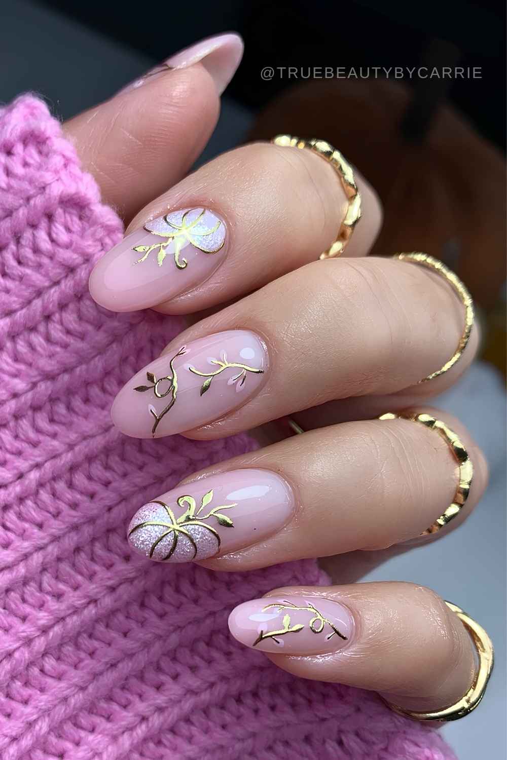 Milchig Rosa Naegel mit Kuerbis Design