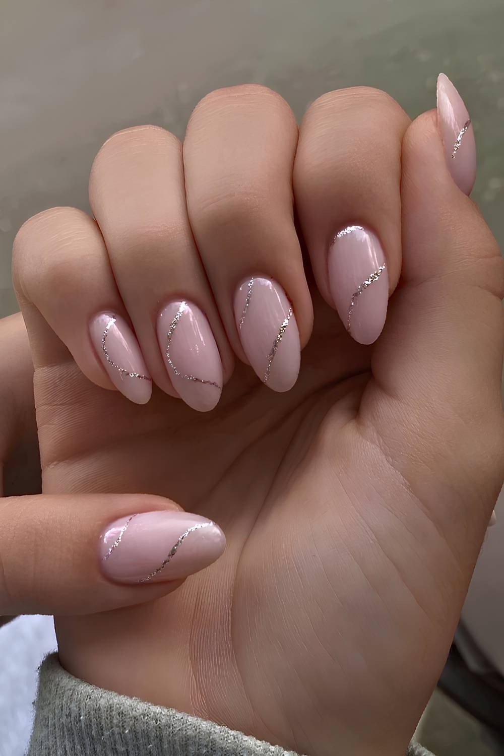 Milchig rosa Naegel mit silbernen Glitzerlinien