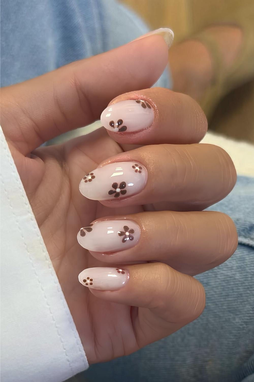Milchig weisse Naegel mit braunen Blumen