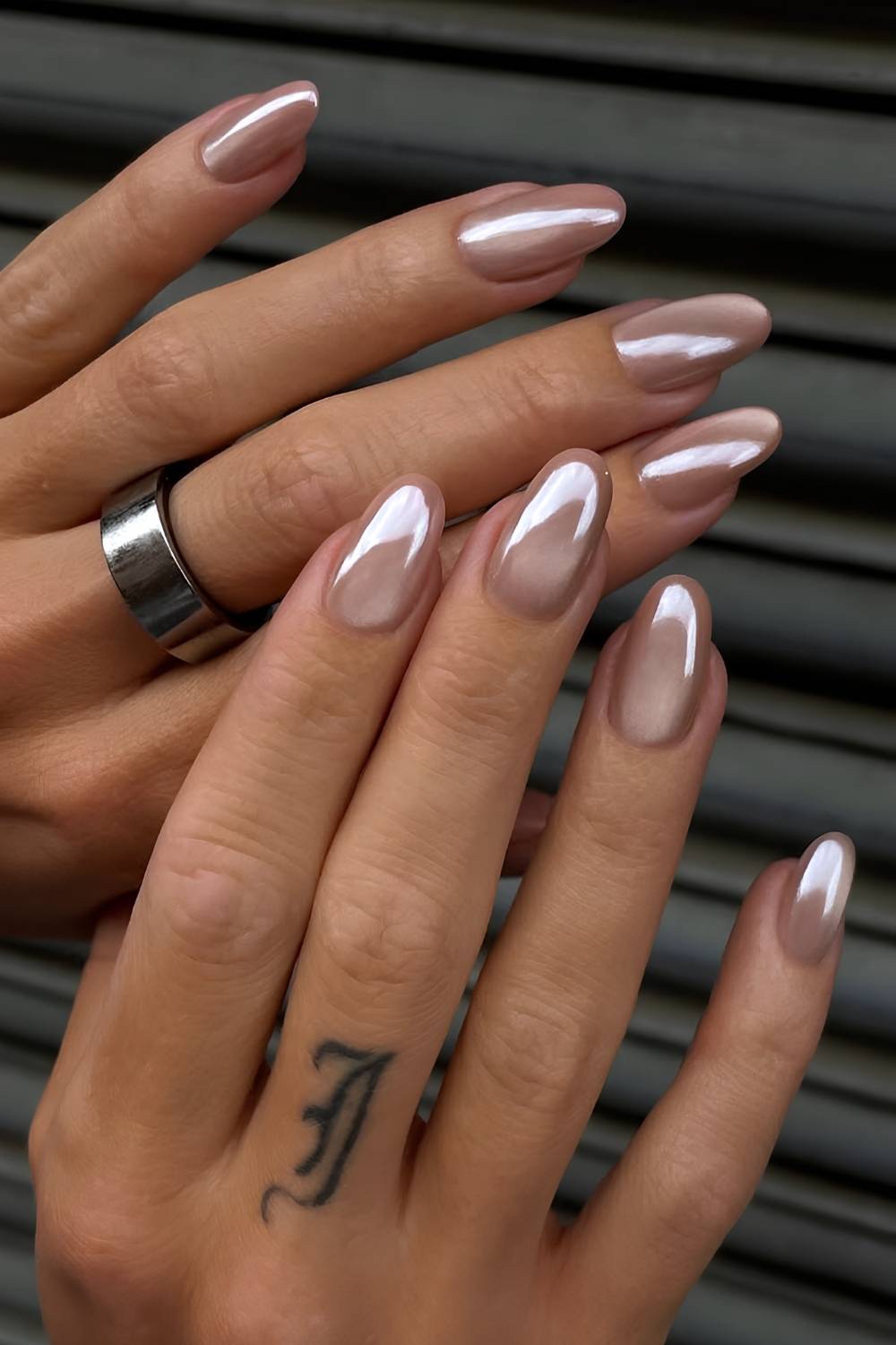 Neutrale Manikuere mit Cat Eye Effekt