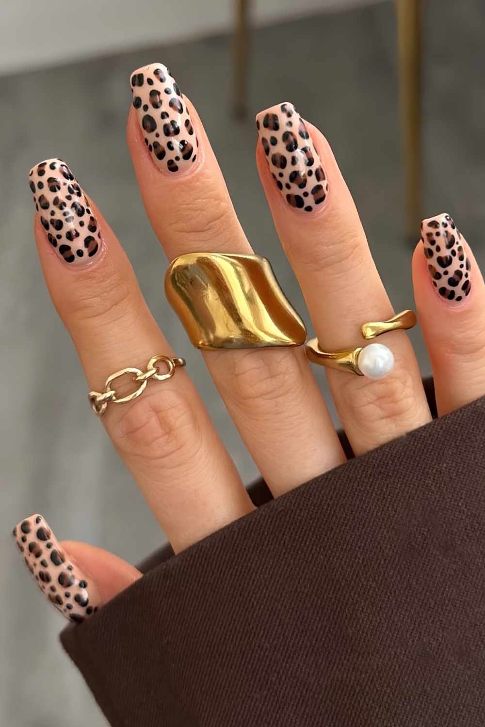 Neutrale Manikuere mit Leopardenmuster