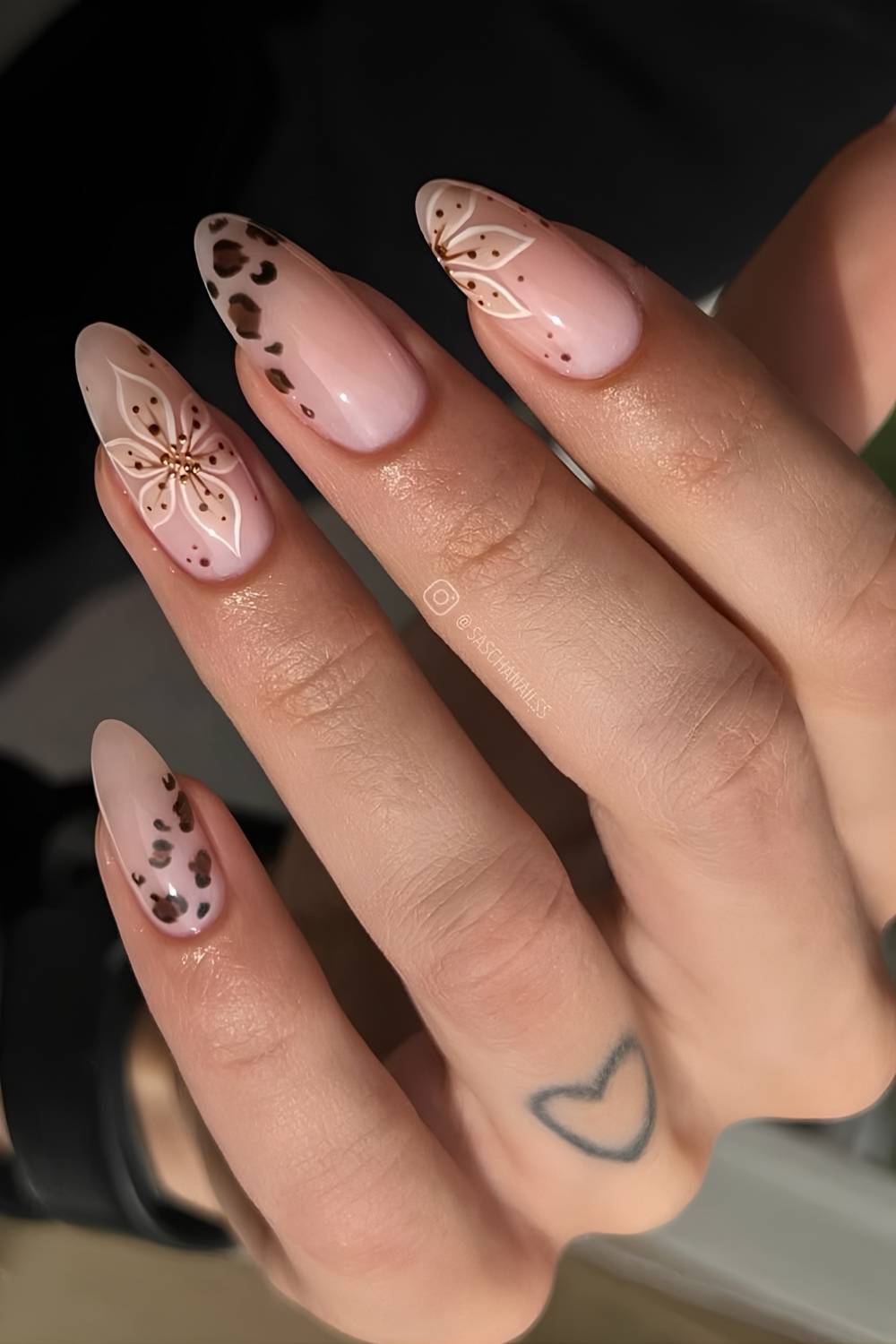 Neutrale Naegel mit Blumen und Leopardenmuster