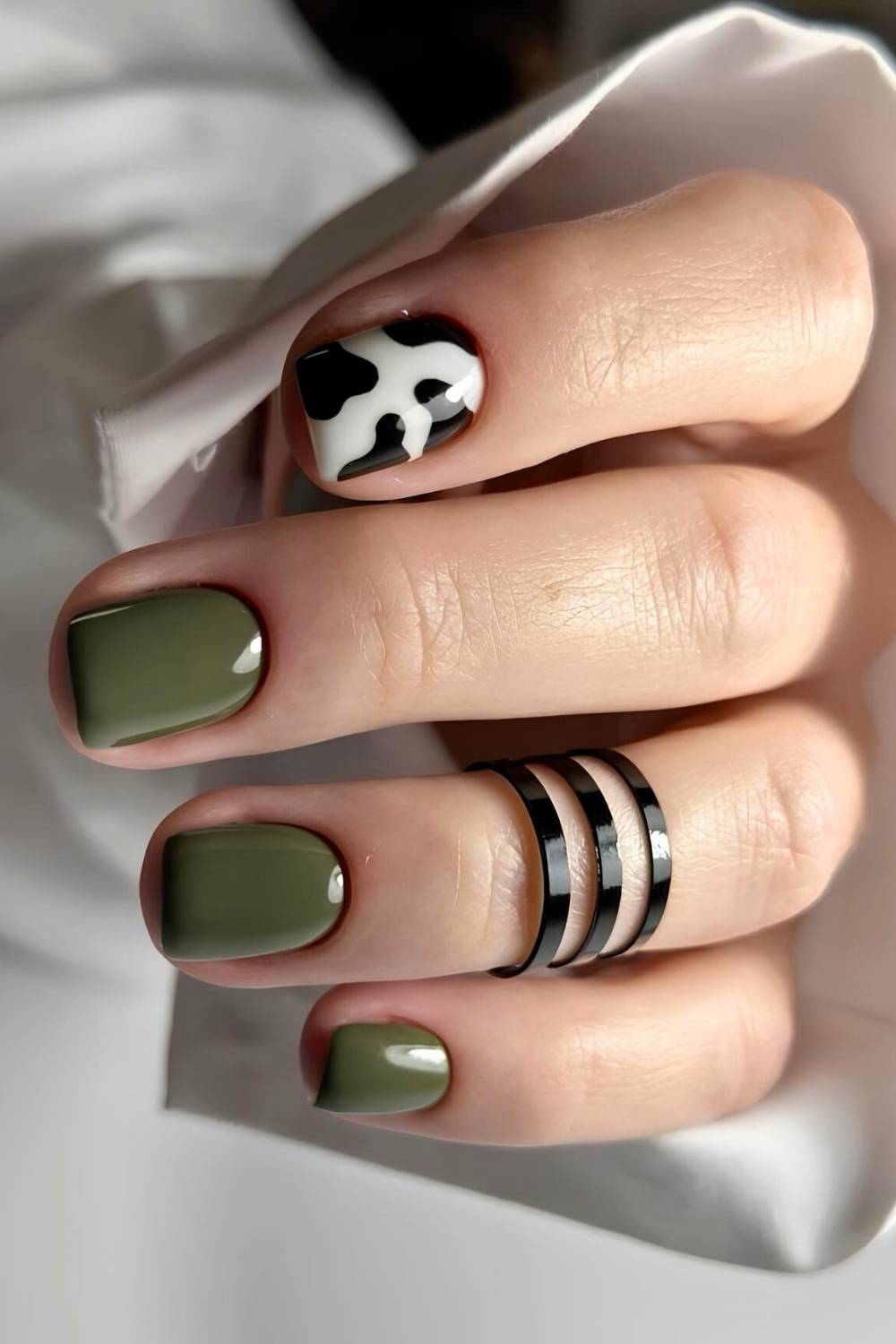 Olivgruene Naegel mit Cow Print