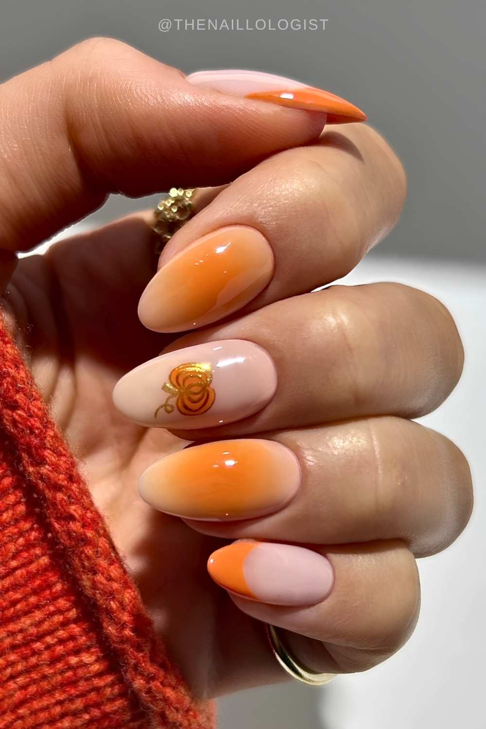 Orange Naegel mit Kuerbis und Aura Akzenten