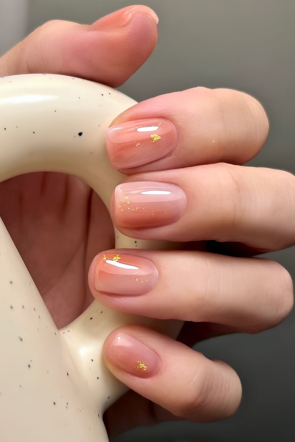 Orange Naegel mit neutralem Farbverlauf