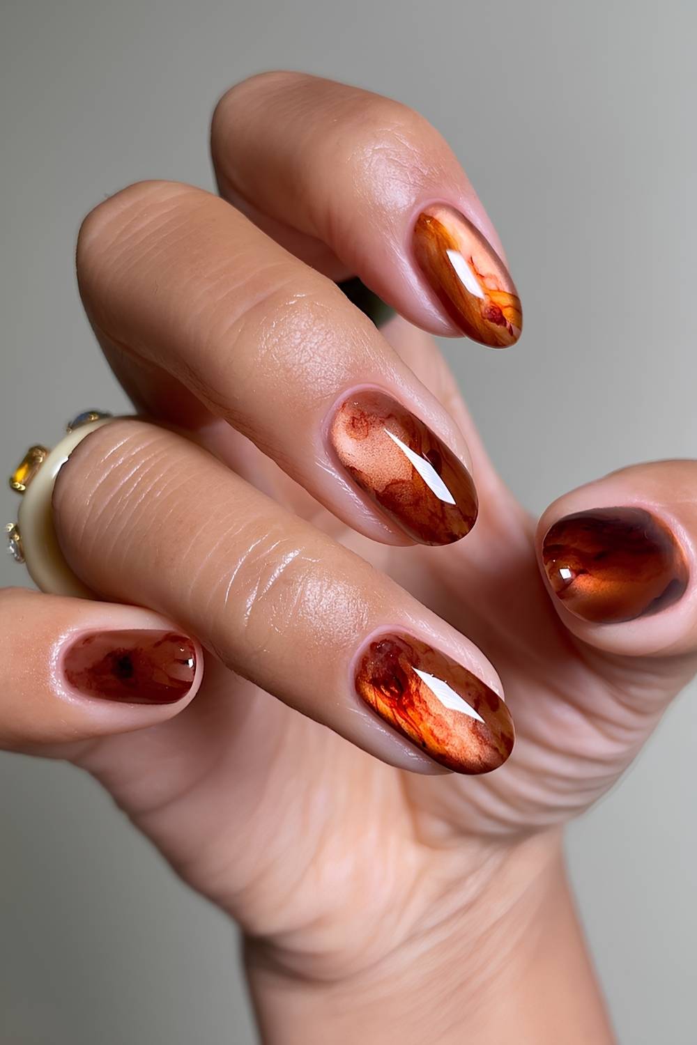 Orange braune Glasnaegel mit Marmoreffekt
