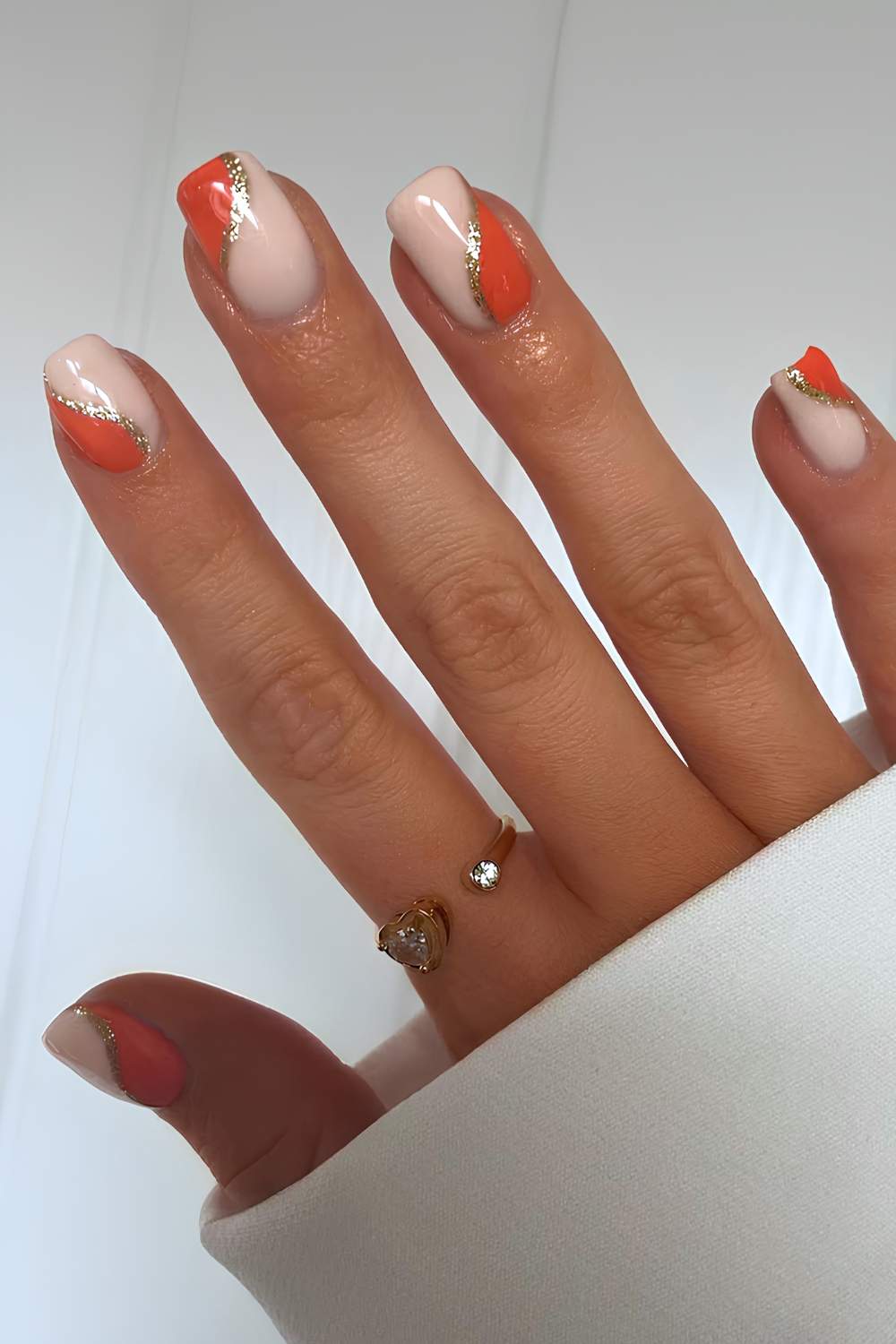 Orange und Weisse Herbstnaegel mit Glitzer