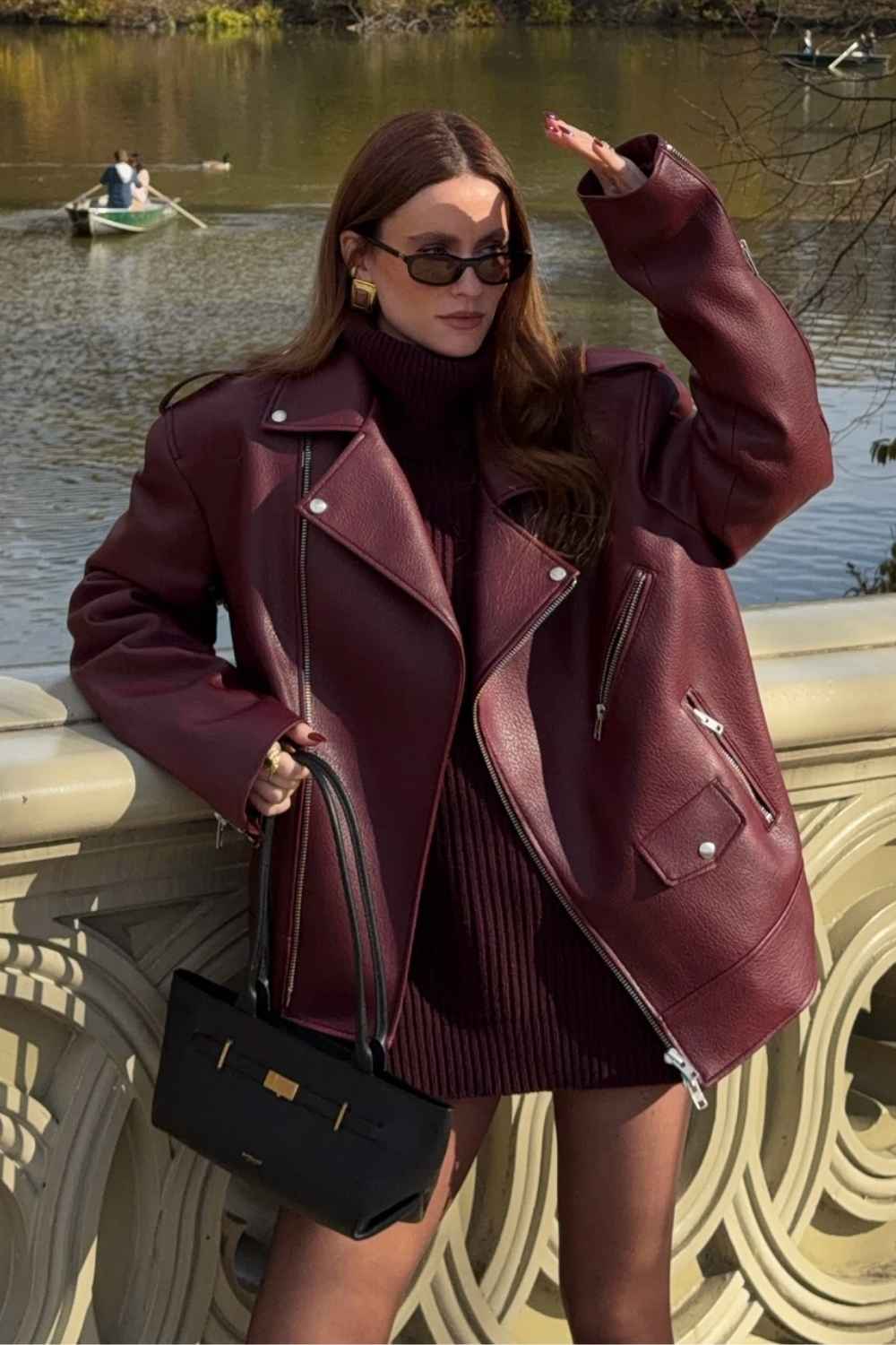 Oversize Bikerjacke in Burgunderrot mit Strickkleid
