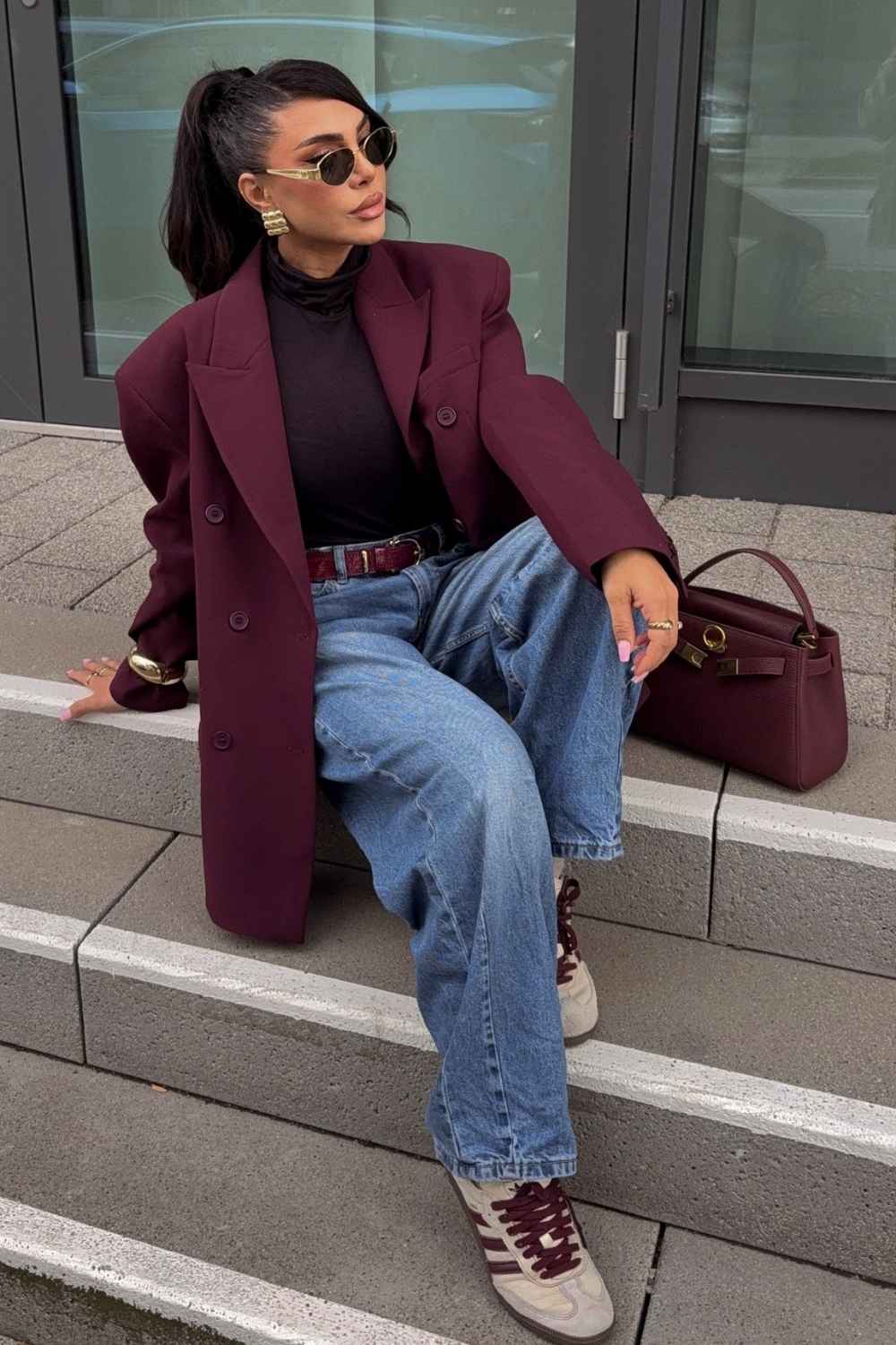 Oversize Blazer in Burgunderrot mit Baggy Jeans und Sneakern